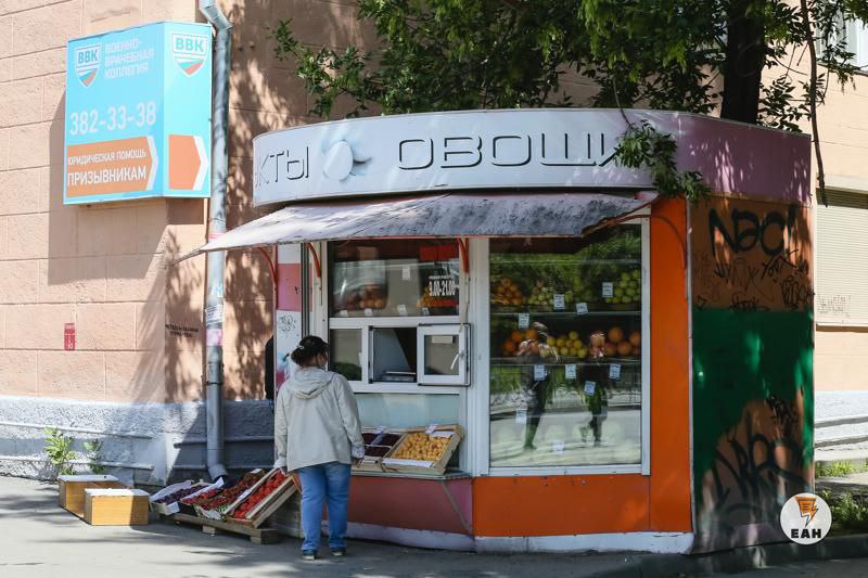 Сносить киоски больше не сможет мэрия Екатеринбурга делать это запретил суд Незаконным постановление на основании которого уничтожаются киоски признал седьмой кассационный суд общей юрисдикции Теперь как выяснил ЕАН властям придется разрабатывать новую нормативную базу для продления договоров Дело в том что при демонтаже торговых точек власти ссылались на постановление об установлении сокращенного двухгодичного срока продления договоров на право установки киосков Этот документ датируется 2022 годом и в 2025 году именно им власти Екатеринбурга и воспользовались Однако одновременно со сносом НТО в судах шли процессы по иску ООО Инвест групп И им удалось обжаловать нормативы постановления предпринимателям вернули права на аренду Теперь мэрия не может сносить киоски пока не будет готова новая правовая база Также на прежние места могут вернуться ларьки владельцы которых не успели расторгнуть договора EanNews
