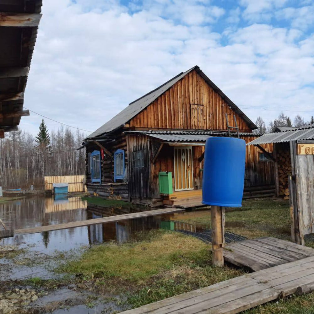 Населенные пункты Катангского района затапливает талыми водами Ситуация с притоком талых вод в Катангском районе Прибайкалья продолжает развиваться в худшую сторону. По данным МЧС региона, высокий уровень рек сохраняется, затопления фиксируют сразу в нескольких населенных пунктах. Так, в Токме подтоплены три жилых дома и 12 приусадебных участков. В Подволошино вода частично подобралась к четырем участкам, а в Преображенке – к 27 участкам. В селе Ерема частично подтоплен один приусадебный участок. Прогнозы Иркутского УГМС говорят о том, что 12 мая на реке Нижняя Тунгуска продолжится повышение уровня воды. Не исключено дальнейшее затопление пониженных участков местности. Сотрудники Байкальского поисково-спасательного отряда и специализированной пожарно-спасательной части МЧС продолжат работу до полной стабилизации обстановки. Адресная помощь местным жителям оказывается в полном объеме. Развернуты пункты временного размещения и питания. В постоянной готовности к реагированию находится вертолет Ми-8. ГУ МЧС России по Иркутской области