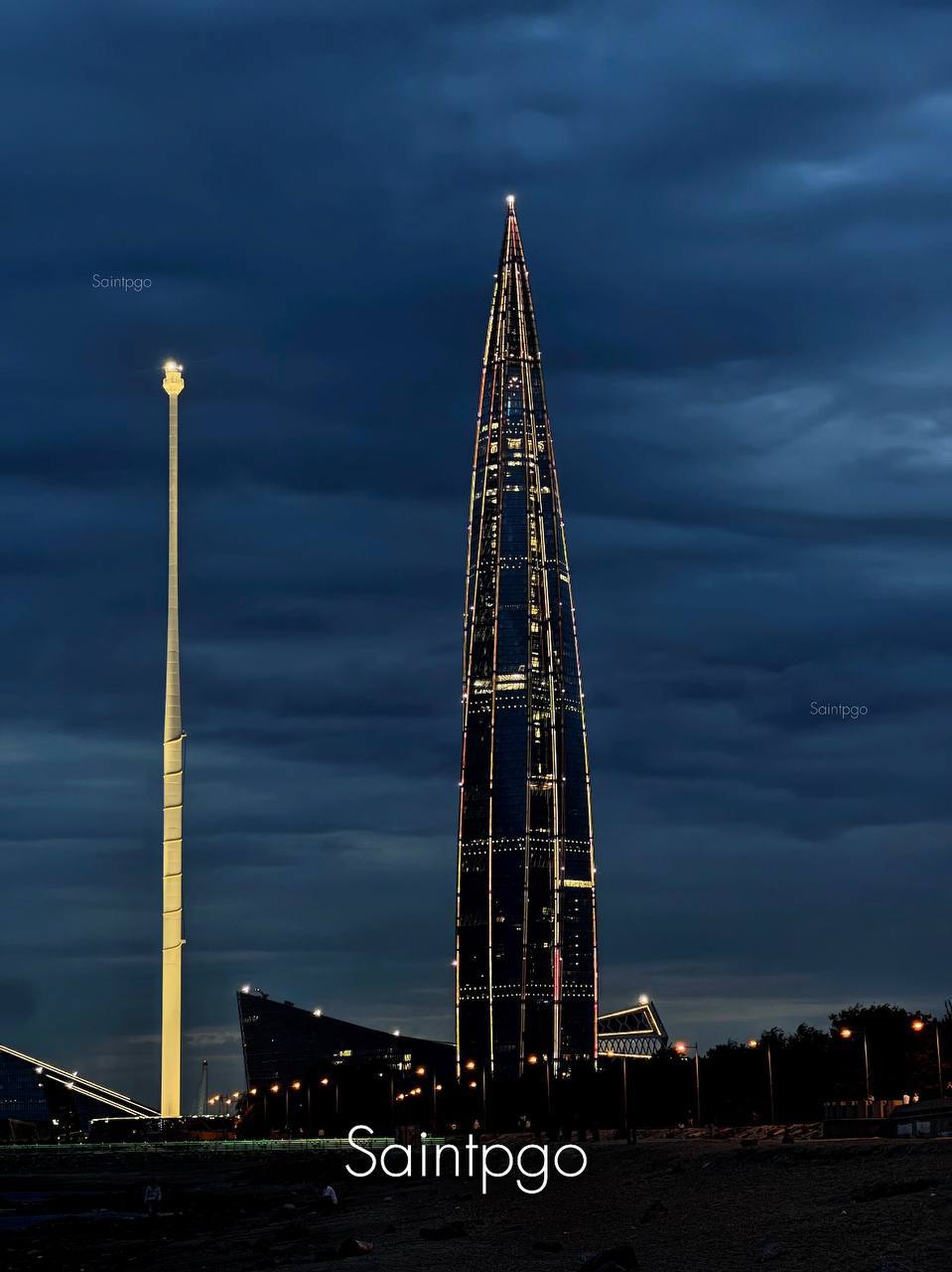 Референдум против строительства небоскрёбов в Петербурге набрал нужное число подписей и может состояться сообщает Деловой Петербург Горожанам предлагали высказаться за запрет зданий выше 120 метров кроме храмов и инженерных объектов большинство ответов были за А вы как считаете Подписаться на канал жми тут Прислать новость спб питер петербург