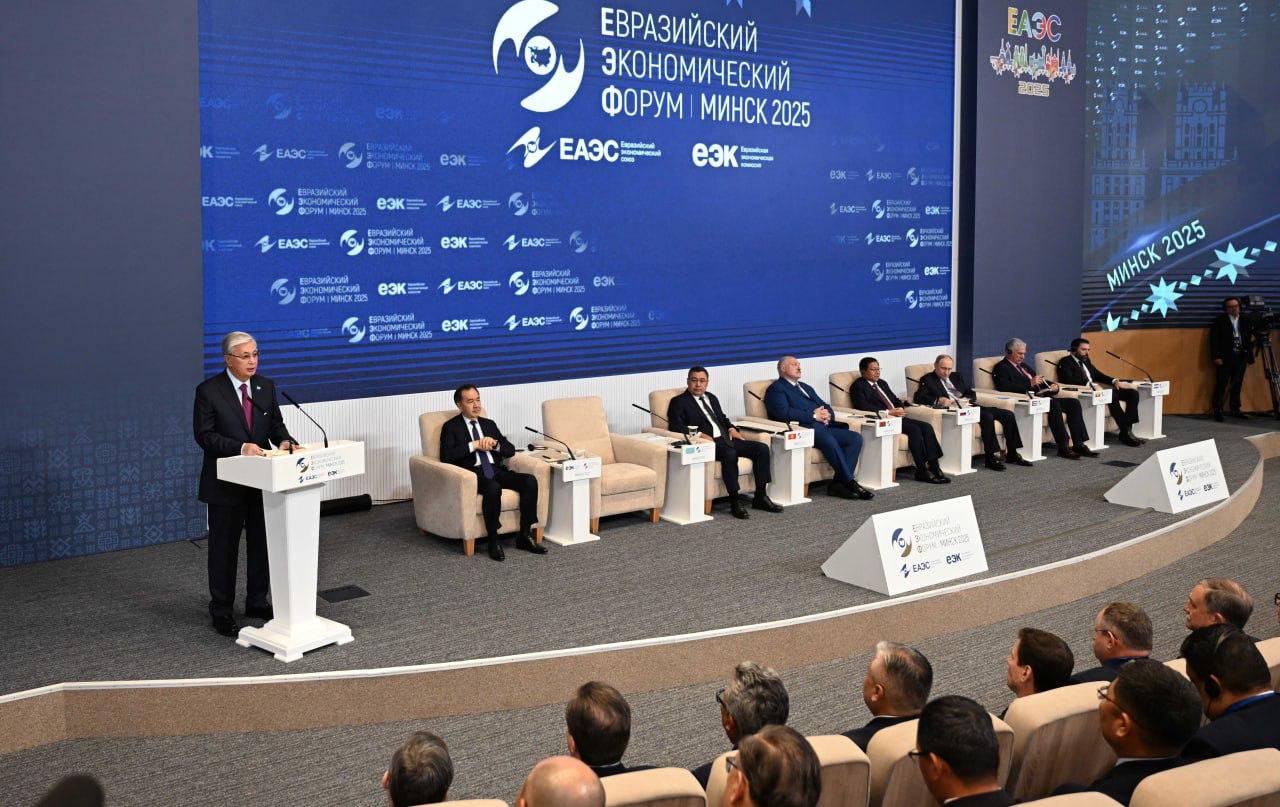«Мировая конкуренция в области ИИ усиливается» — Токаев Президент выступил на Евразийском экономическом форуме в Минске. В своей речи он уделил особое внимание развитию искусственного интеллекта в мировых масштабах и призвал ЕАЭС включиться в глобальную конкуренцию. «Есть опасность, что небольшая группа достаточно высокоразвитых стран могут выйти в лидеры мирового развития и возглавить этот процесс, а большая часть современного мира окажется на обочине», — заявил Токаев. Что ещё важного сказал казахстанский лидер: Искусственный интеллект — технология, которая не просто повышает производительность, а меняет сам принцип работы экономики, государства, общества. Есть и негативные моменты. «Студенты, некоторые политические лидеры прибегают к ChatGPT с тем, чтобы он им помог составить речь». К 2030 году цифровизация и искусственный интеллект могут привнести в мировой ВВП более 15 трлн долларов, заменить до 300 млн рабочих мест, создать новые профессии. В Казахстане создан Совет по развитию искусственного интеллекта, планируется принятие профильного закона. В 2025 году в Астане откроется Международный центр искусственного интеллекта AlemAI. Ведётся работа над созданием экспериментальной зоны CryptoCity. «Казахстан открыт к сотрудничеству и предлагает странам ЕАЭС совместно участвовать в запуске инновационных кластеров, технопарков и стартап-инкубаторов, где научные разработки и технологии смогут превращаться в успешные коммерческие решения», — заключил Касым-Жомарт Токаев. • Фото: Акорда.