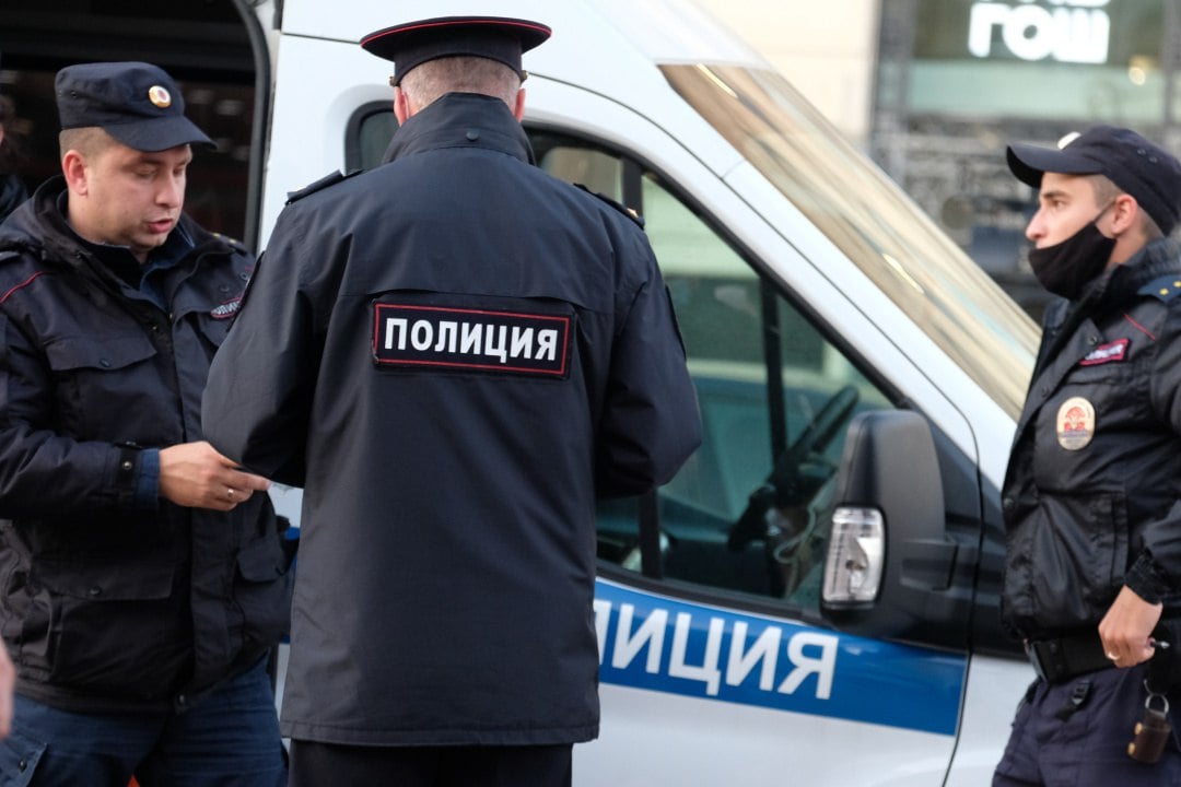 25 млн рублей нашли в коробке в Петербурге Как говорится, хочешь спрятать, прячь на видном месте. Так и подумал один из бизнесменов в Московском районе. Он взял крупную сумму денег и положил ее в неприметную коробку, которую отправил на балкон своей квартиры на Смоленской улице. После этого с легким сердцем мужчина вместе с семьей отправился отдыхать. Вернувшись с майских праздников, хозяин дома решил убедиться, что миллионы в порядке. Однако раскрыв коробку, от купюр не осталось и следа. Судя по всему, о схроне узнали неизвестные. Теперь их личности устанавливает полиция. : Артем Килькин : СПб — отдай свой буст нам