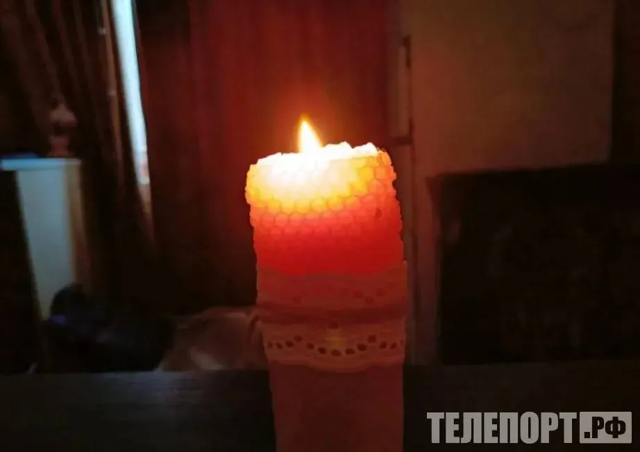 Похороны детей погибших в ночном пожаре в Благовещенске взяла на себя мэрия Олег Имамеев выразил соболезнования близким погибших в пожаре на Пионерской Соболезнования родным и близким благовещенцев погибших в результате пожара на Пионерской выразил Олег Имамеев Возгорание унесло жизни четырех человек двух мужчин девочки 2017 года рождения и мальчика 2018 года рождения учеников школы 27 Следственным отделом по городу Благовещенску СУ возбуждено уголовное дело по пунктам а в е части 2 статьи 105 УК РФ Убийство двух и более лиц в том числе малолетнего совершенное общеопасным способом Олег Имамеев написал в соцсетях что сегодня ночью страшный пожар унес жизни четырех человек Среди погибших оказались двое детей первоклассники Они только начинали жить Нет слов которые могли бы сейчас утешить боль родных и близких Глава города выразил глубочайшие соболезнования Организацию и расходы на похороны взяла на себя администрация города сообщил мэр Он отметил что на месте сейчас работают эксперты и следователи Предварительно известно что очаг возгорания был внутри квартиры Возбуждено уголовное дело По словам Олега Имамеева необходимо установить точные причины произошедшего и сделать все чтобы такие трагедии не повторялись Также жителям пострадавшего дома предложено размещение в маневренном фонде Но все решили остаться в своих квартирах Однако если помощь потребуется позже администрация готова ее оказать Глава города обратился также ко всем жителям Благовещенска Он призвал проверить проводку не оставлять детей без присмотра убедиться что дома есть исправный пожарный извещатель ТЕЛЕПОРТ РФ здесь все об Амурской области  Мы в МАХ  Написать нам