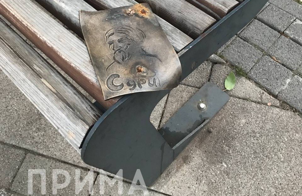 В Красноярске пропал полюбившийся многим бронзовый суслик Сури На месте где он стоял осталась лишь металлическая подставка Некоторые красноярцы полагают что суслика украли вандалы Однако в Красгорпарке коллегам из издания Город Прима рассказали что суслика увезли на ремонт В скором времени его вернут на прежнее место в сквере Сурикова Фото Город Прима Подписывайся на АиФ Новости Красноярска