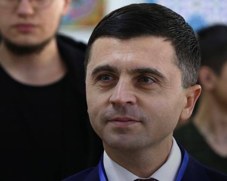 Задержан и арестован бывший депутат Госдумы и экс заместитель председателя Совмина республики Руслан Бальбек МВД Крыма Ранее он был объявлен в федеральный розыск Задержание произошло на территории Кабардино Балкарской Республики В настоящее время СЧ СУ МВД по Республике Крым ведётся уголовное дело в отношении 48 летнего фигуранта по статьям ч 3 ст 272 и ч 5 ст 128 1 УК РФ Судом избрана мера пресечения в виде заключения под стражу
