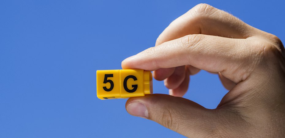 В России скоро запустят 5G Кто это сделает и что это даст МТС начала рекламную кампанию 5G несмотря на отсутствие лицензий и построенных сетей В России уже работают опытные зоны доступные владельцам китайских смартфонов и активно развиваются частные корпоративные сети Провал тендера 2025 года заставил Минцифры смягчить требования временно разрешено импортное оборудование Операторы получат частоты в диапазоне 4400 4990 МГц который поддерживается не всеми устройствами но позволит разгрузить LTE Первые коммерческие сети 5G ожидаются летом или осенью 2026 года в крупных городах но только точечно Тарифы на 5G будут премиальными и дороже обычных с дополнительными AI услугами Опрос показал спрос на технологию что даёт операторам стимул для инвестиций Запуск 5G также решает проблему перегруженности действующих сетей в условиях роста потребления трафика iguides