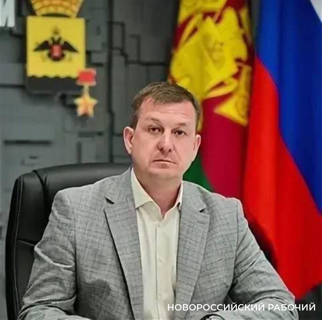 НР общество В Новороссийске задержали заместителя главы Романа Карагодина Заместитель главы города Новороссийска Краснодарского края руководитель управления строительства Роман Карагодин задержан сотрудниками УФСБ России по Краснодарскому краю Об этом сообщили ТАСС в правоохранительных органах Задержан сотрудниками УФСБ России по Краснодарскому краю ответил собеседник агентства Известно что Карагодин вступил в должность заместителя главы города без приставки исполняющий обязанности в октябре 2025 года Ранее он возглавлял муниципальное управление капитального строительства города а перед этим в 2022 2024 годах был директором водоканала в городе Шахты Ростовской области Сейчас с сайта администрации Новороссийска удалена страница с информацией По версии следствия он воспользовался служебным положением и произвел приемку незаконченного объекта Подрядчику были перечислены средства за работу которая не была произведена Из бюджета ушли почти 3 млн рублей сообщает подробности РЕН ТВ Новости Роман Карагодин курировал строительный блок В апреле 2025 года был задержан его предшественник Андрей Тараскин Тараскина подозревали в получении взятки По данным СМИ на его карту перевел 300 тыс рублей застройщик который занимался газификацией novorab official Мы в МАХ