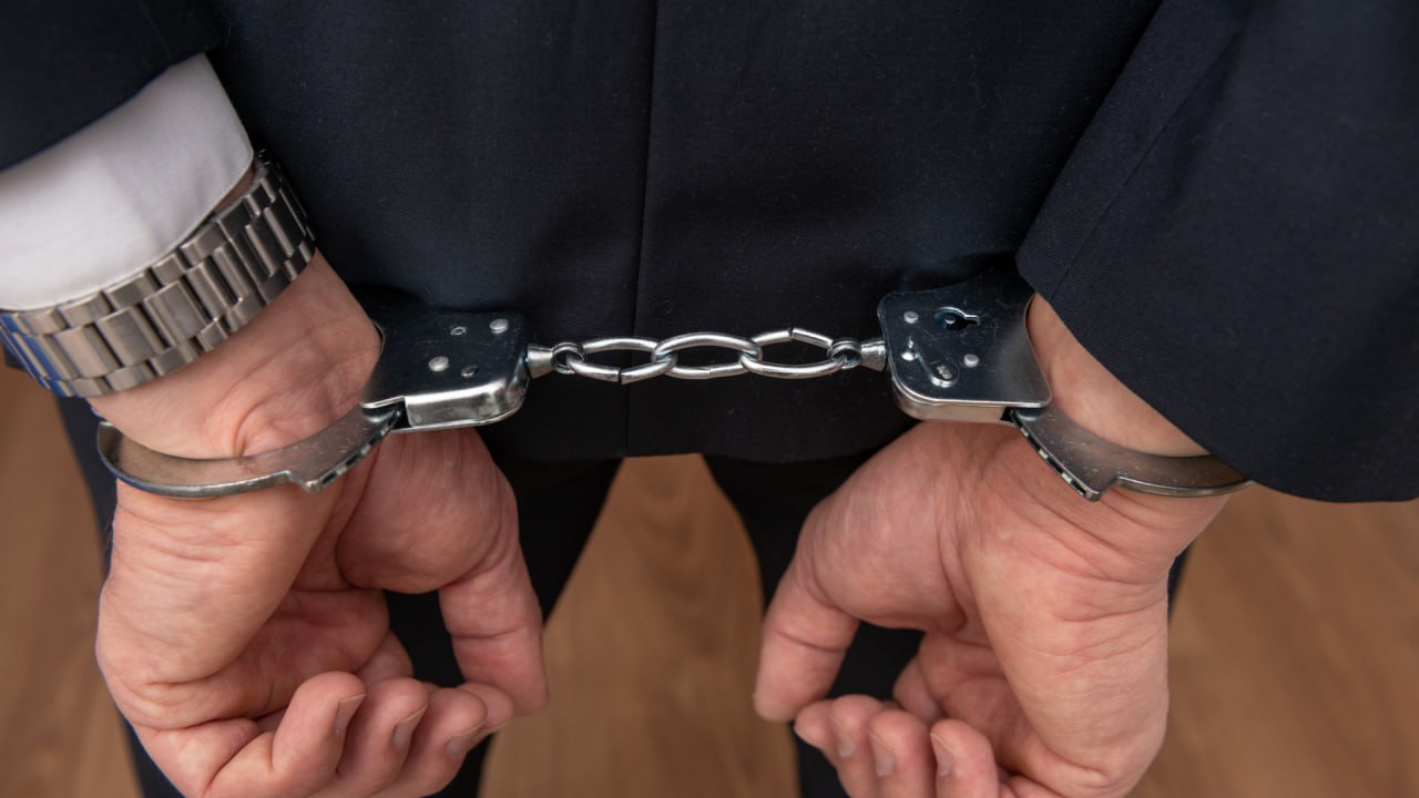 Суд арестовал адвоката за хищение более 38 млн руб у клиента РАПСИ сообщает РОСТОВ НА ДОНУ 31 окт РАПСИ Ленинский районный суд Ставрополя арестовал адвоката Адвокатской палаты Ставропольского края по делу о мошенничестве в отношении подзащитного на сумму более 38 миллионов рублей сообщили РАПСИ в Объединенной пресс службе судов региона Судом рассмотрено и удовлетворено ходатайство следователя об избрании меры пресечения в виде заключения под стражу до 17 декабря уточнили в суде По версии следствия адвокат защищая гражданина по уголовному делу ввел его в заблуждение относительно наличия у себя обширных связей в следственных и судебных органах Он утверждал что за 5 миллионов рублей может содействовать избранию меры пресечения в виде домашнего ареста Впоследствии адвокат обманом похитил у подзащитного 33 миллиона 800 тысяч рублей за возможность оказания содействия в принятии следователем решения о квалификации инкриминируемого гражданину преступления на менее тяжкое Кроме того он обещал повлиять на назначение судом наиболее мягкого вида наказания добавили в суде Фигурант обвиняется в совершении преступления предусмотренного частью 4 статьи 159 УК РФ мошенничество в особо крупном размере