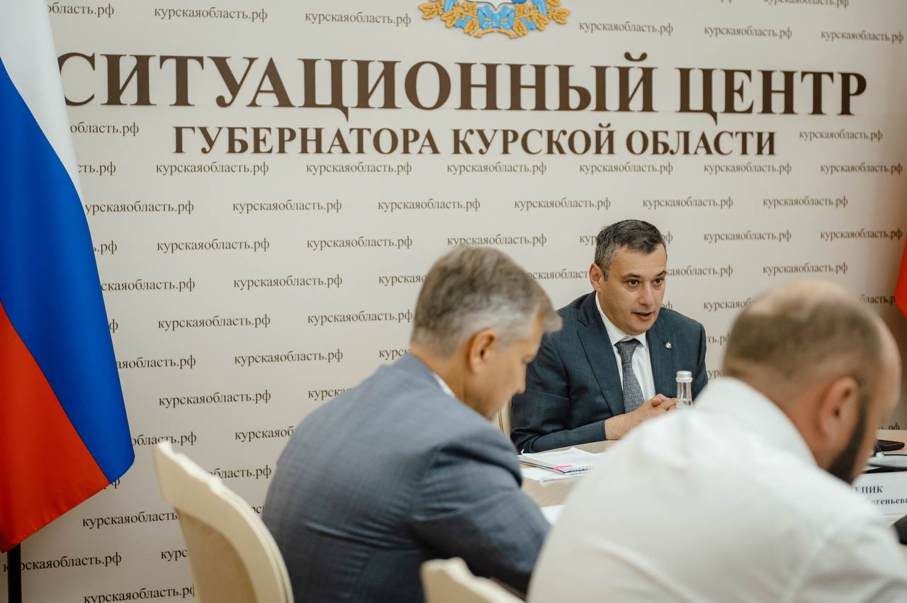 «У меня нет слов, способных описать эту ситуацию ёмким и цензурным словом» Корпорация развития Курской области подала иск против собственного учредителя — регионального правительства Ситуация вокруг Корпорации развития Курской области, полностью принадлежащей региону, приняла неожиданный поворот. После того как суд признал незаконными решения 2024 года по строительству оборонительных сооружений, организация выступила с апелляционной жалобой на решение своего же учредителя — Правительства Курской области. Это вызвало резкую реакцию врио губернатора Александра Хинштейна. — Я не знаю, что за воздух в здании корпорации, который пьянит и кружит голову, — заявил глава региона во время заседания правительства. — Корпорация — наша структура, управляемая от имени области, но она посчитала возможным оспорить решение регионального правительства. Иначе как вредительством я это назвать не могу. У меня нет слов, способных описать эту ситуацию ёмким и цензурным словом. Бывший и.о. гендиректора организации Александр Бережной был уволен решением совета директоров. По словам врио министра имущества Дмитрия Савина, его действия не соответствовали позиции правительства и руководства корпорации. Хинштейн потребовал проверить законность действий Бережного и при необходимости уволить его «по негативным основаниям». Апелляционная жалоба, поданная Корпорацией, уже отозвана. В настоящее время временно исполнять обязанности гендиректора назначен Дмитрий Алтухов — ранее занимавший должность заместителя Бережного. Напомним, что расследование уголовного дела, связанного с контрактами по строительству фортификационных сооружений, продолжается. Под стражей находятся бывший руководитель Корпорации и трое его заместителей.