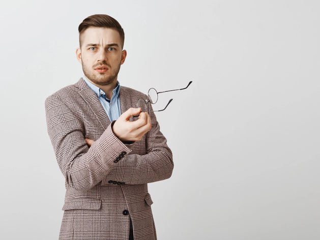 Почти 90 нижегородских компаний испытывали дефицит кадров в 2025 г Новое исследование подготовили эксперты hh ru Так 6 работодателей столкнулись с острым кадровым дефицитом ещё 38 компаний отмечали нехватку людей по многим направлениям а 44 говорили о сложностях при поиске отдельных специалистов Самые проблемные отрасли HoReCa отели рестораны общепит 32 компаний сообщают об остром дефиците Логистика 27 Строительство и недвижимость Розничная торговля Лёгкая промышленность по 22 Добыча и переработка полезных ископаемых 21 Услуги для бизнеса и населения 18 Финансовые технологии FinTech 16 В то же время в сфере IT и системной интеграции лишь 5 компаний отмечают острый дефицит а 44 испытывают точечные трудности 23 региональных компаний считают что сложности подбора напрямую связаны с высокой долей ручного труда и недостаточной автоматизацией бизнес процессов говорится в сообщении hh ru Деловой квартал НН