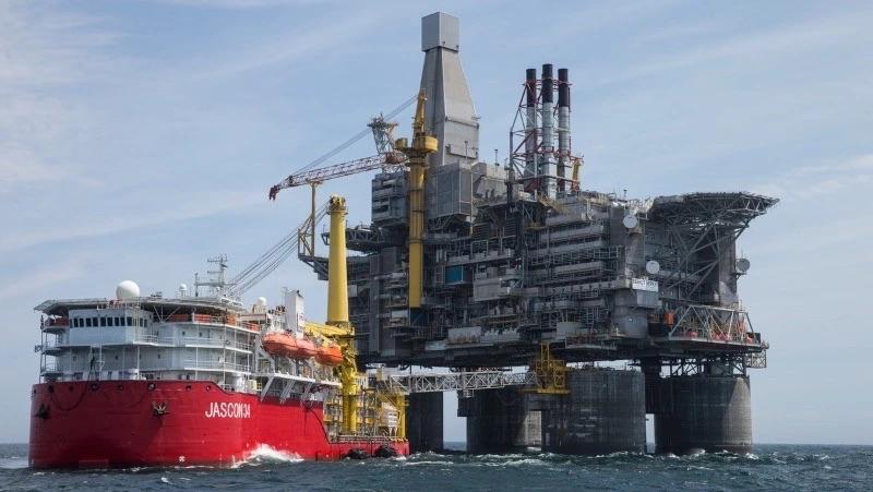 Exxon не планирует возвращаться на Сахалин Американская энергетическая компания ExxonMobil не планирует возвращаться в Россию сообщил гендиректор Даррен Вудс в интервью Financial Times По словам Вудса Exxon ведет с российскими властями переговоры о передаче активов компании на сумму 4 6 млрд долларов Контакты по этому вопросу начались еще в 2023 году после перевода оператора проекта Сахалин 1 в юрисдикцию РФ   Подписаться на нас sakhonline Прислать нам новость Sakhonlinebot