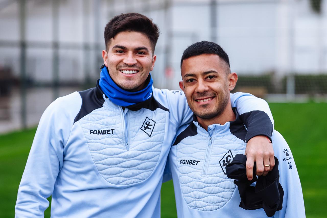 Крылья Советов погасили долги перед РТ Капитал Общая сумма которую вернули компании составила почти 1 1 млрд рублей Сегодня нами был оформлен кредитный договор в банке Солидарность для выплаты последней части долга Он рассчитан на год и мы предполагаем закрыть его в течение этого срока равными долями заявил председатель Совета директоров клуба Дмитрий Яковлев fckssamara official