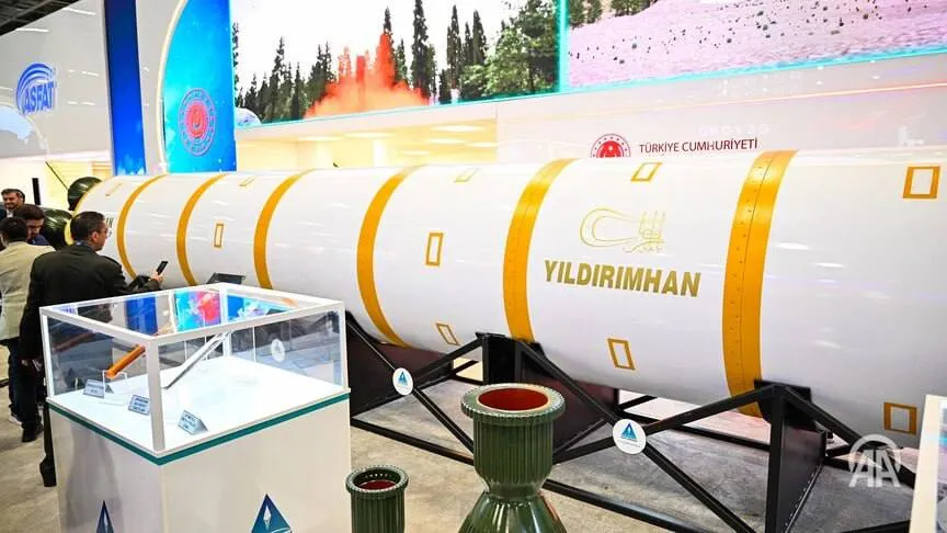 Турция представила новую межконтинентальную баллистическую ракету Yıldırımhan на выставке SAHA Expo 2026   Заявленная дальность действия снаряда составляет 6000 км более 3728 миль Ракета способна достигать скорости соответствующей 25 Махам