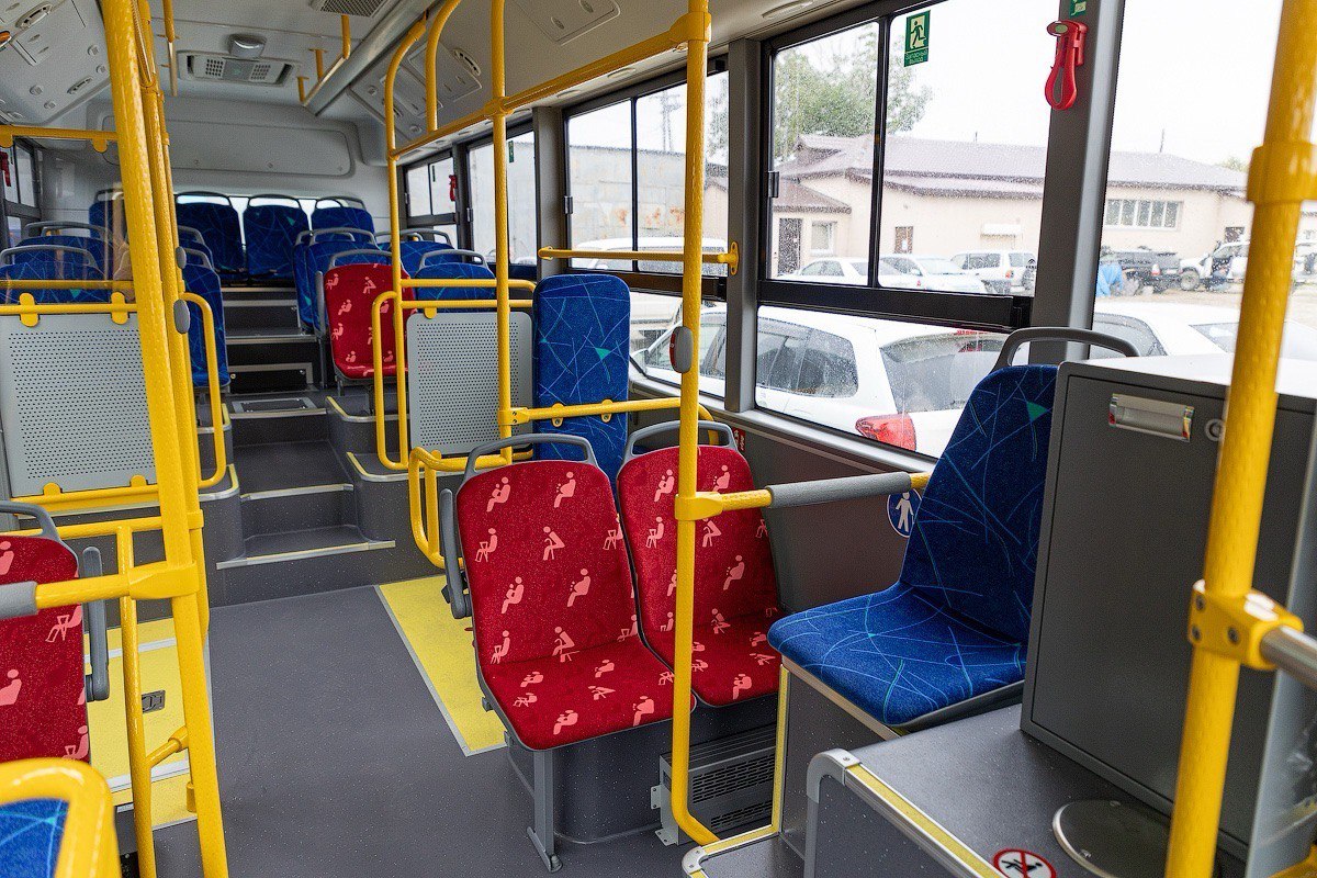 В Томаринском районе сменится перевозчик на муниципальных маршрутах 177 и 215 С 1 марта муниципальные маршруты 177 Томари Ильинское и 215 Красногорск Томари которые временно приостанавливали движение будет обслуживать новый перевозчик Вопрос организации бесперебойного автобусного сообщения между населенными пунктами Томаринского района был проработан региональным минтрансом совместно с администрацией округа по поручению губернатора Валерия Лимаренко В адрес регионального минтранса и администрации Томаринского района в феврале поступило несколько обращений о нехватке рейсов на востребованных маршрутах соединяющих райцентр с селами Красногорск и Ильинское Конкурсные процедуры на обслуживание этих маршрутов в январе и феврале не состоялись так как заявок от перевозчиков не поступило Чтобы не допустить полного прекращения транспортного сообщения между населенными пунктами администрация округа нашла временное решение по оптимизации действующих маршрутов из за чего сократилось количество выполняемых рейсов На этой неделе мы провели выездное совещание по этому вопросу и нашли пути решения проблемы В скором времени на маршруты выйдет новый перевозчик и движение автобусов будет осуществляться по прежнему графику рассказал первый замминистра транспорта и дорожного хозяйства Эдуард Ри Также весной планируется запустить прямое регулярное автобусное сообщение между Южно Сахалинском и Томари о котором местные жители неоднократно просили губернатора Валерия Лимаренко во время его рабочих поездок в муниципалитет Сейчас из областного центра в Томари можно добраться на пригородных поездах 6201 6202 либо с последующей пересадкой на межмуниципальном автобусе 525 Южно Сахалинск Красногорск Фото тематическое Мы в Telegram MAX