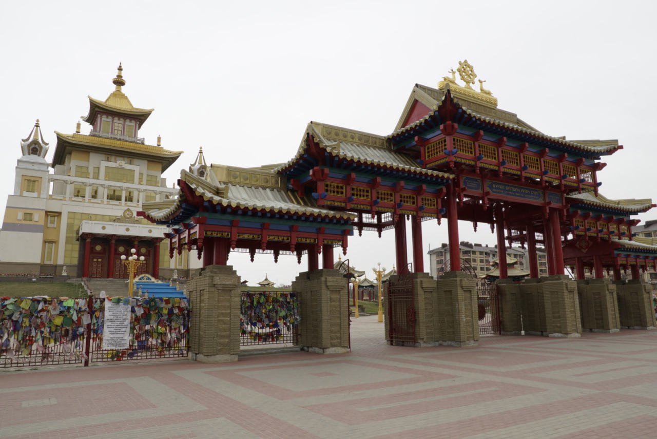 Калмыкия стала лидером роста тихого туризма в России по итогам 2025 года Согласно исследованию Минэкономразвития и Ассоциации туристических агрегаторов число бронирований в регионе выросло на 41 Формат тихого туризма предполагающий спокойный отдых на природе уединение и знакомство с культурным наследием продолжает набирать популярность в стране Помимо Калмыкии значительный рост бронирований отмечен на Камчатке 35 в Забайкальском крае 30 Амурской области 27 и Якутии 10 Увеличивается спрос и на направления сочетающие природный туризм с активным отдыхом такие как Бурятия Приморский край и Дагестан По оценкам экспертов развитие транспортной и туристической инфраструктуры способствует устойчивому росту интереса к внутреннему природному и культурному туризму Быть в курсе Прислать новость Также подписывайтесь на наш новостной канал в MAX Вести Калмыкия