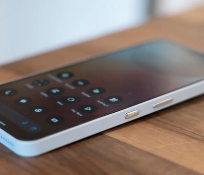 Nothing рассказала, какой процессор получит смартфон Phone 3 — без компромисса не обошлось Nothing продолжает тизерить свой новый смартфон Phone 3 , который позиционируется как первый флагман в ассортименте бренда. Ранее компания показала часть дизайна и сообщила дату презентации, а теперь стала известна модель процессора. Можно было бы подумать, что Nothing Phone 3 будет работать на самом мощном процессоре Qualcomm Snapdragon 8 Elite, но — нет. Читать далее