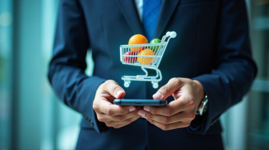 Равнее равного Отраслевые ассоциации производителей продуктов питания и ритейлеров обратились в Правительство РФ с просьбой приравнять продажу продуктов через маркетплейсы к обычной розницы Авторы обращения среди ключевых изменений предлагают распространить на маркетплейсы нормы закона о торговле при продаже продовольствия запретив онлайн площадкам работать по комиссионной модели то есть обязать выкупать товары у поставщиков Дать бизнесу в частности и стране в целом новые точки для роста может только созидательный подход к регулированию потребительского рынка Так очень актуальным сегодня было бы исключение запретов на посреднические договоры для продуктовых торговых сетей в онлайне это ограничение действующего закона о торговле значительно тормозит развитие иных видов цифровых платформ у компаний являющихся изначально представителями продовольственной розницы На настоящий момент всего 4 3 от общего оборота розничных продаж продовольственных товаров продаются дистанционным способом При этом 80 из них это продажи из обычных магазинов Поэтому совершенно непонятно какая цель заложена в инициативе о распространении ограничений на существующие цифровые платформы и какая проблема таким образом решается Фото сгенерировано ИИ Подписаться на АКИТ