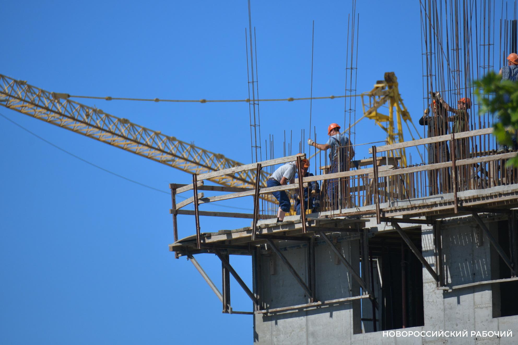 НР происшествия В Новороссийске будут судить застройщика обманувшего инвестора на рекордные 112 миллионов рублей Недобросовестный застройщик 65 летний местный житель ответит по статье о мошенничестве Противоправную деятельность пресекли сотрудники отдела экономической безопасности и противодействия коррупции Управления МВД России по городу Новороссийску По данным следствия руководитель строительной организации получил от потерпевшего в качестве инвестиций больше 112 миллионов рублей для завершения строительства жилых комплексов в городе герое Заемщик пообещал инвестору по окончании работ вернуть вложенные им денежные средства либо оформить на него жилые и нежилые помещения в построенных ЖК сообщает подробности пресс служба УМВД по Новороссийску Далее события развивались так не намереваясь исполнять взятые на себя обязательства по возврату денежных средств либо переоформлению объектов недвижимости обвиняемый убедил потерпевшего подписать задним числом договоры купли продажи и акты приема передачи денежных средств таким образом лишив инвестора возможности обратиться в суд с целью взыскания задолженности Сейчас уголовное дело с утвержденным обвинительным заключением направлено в суд В качестве обеспечительной меры по возмещению причиненного ущерба судом на имущество обвиняемого стоимостью свыше 170 миллионов рублей наложен арест Недобросовестному застройщику может грозить до 10 лет лишения свободы novorab official Мы в МАХ