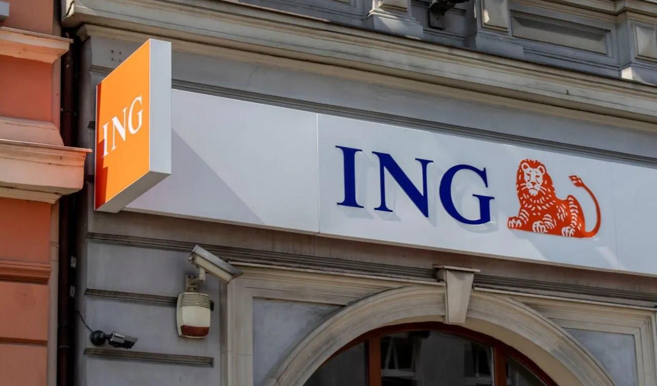 ING Group отменила сделку по продаже своей российской дочки Голландская группа расторгла сделку по продаже ИНГ Банка сообщив что получение компанией Глобал девелопмент которая должна была приобрести банк всех необходимых разрешений маловероятно Реализация другого сценария выхода из российского бизнеса окажет негативное влияние на результаты группы Но и при продаже по оценке аналитиков группа потеряла бы около 700 млн евро поскольку банки с собственниками из недружественных стран продаются с существенным дисконтом Эксперты считают что российские власти могла не устроить компания покупатель созданная за несколько месяцев до объявления о сделке и имеющая уставный капитал 15 тыс рублей fatcat18 Мы в Мах