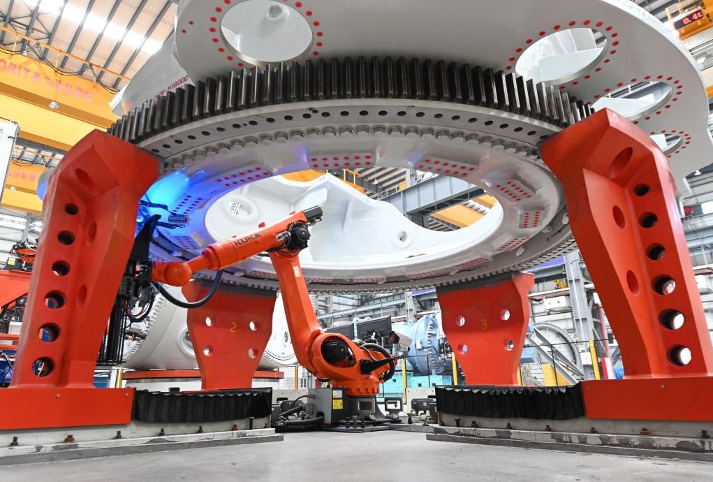 Росатом впервые может закупить в Китае турбины для АЭС Для строящихся третьего и четвертого энергоблоков Ленинградской АЭС 2 турбоустановки вероятно поставит китайская DongFang Electric Corporation Ранее подобное оборудование для атомных станций поставляли как правило Силовые машины Если бы заказ выполнял российский энергомашиностроитель общая стоимость турбин и генераторов для двух энергоблоков могла достичь 9 млрд руб Глава энергодепартамента Рексофт Сергей Черепов считает что масштаб китайского производства делает их проект дешевле Подробнее Подпишись на MASHNEWS