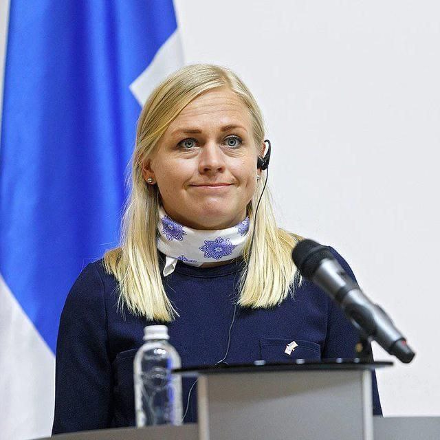 Финляндия отправила Украине из своих запасов всё что могла заявила глава финского МИД Теперь важно запустить пакет помощи ЕС для Украины на 90 млрд свыше 8 1 трлн рублей добавила Элина Валтонен в интервью Yle Ранее Венгрия заблокировала предоставление кредита Киеву на эту сумму Без него Украина рискует столкнуться с финансовым крахом во II квартале отмечали в Financial Times