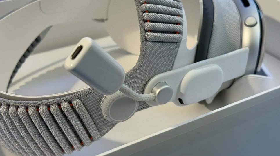 Apple представила обновлённый Developer Strap для Vision Pro аксессуар за 300 заменяющий правый аудиоремешок и добавляющий высокоскоростной USB C порт с пропускной способностью до 20 Гбит с Это в десятки раз быстрее предыдущей версии USB 2 0 480 Мбит с и превосходит даже возможности iPhone 17 Pro Аксессуар предназначен исключительно для разработчиков и позволяет ускорять создание графически требовательных приложений и игр подключая внешние устройства напрямую к автономному шлему В тестах через него уже запускали ретро консоли транслировали изображение в Vision Pro и делились экраном по FaceTime Несмотря на отсутствие портов у самого Vision Pro новый ремешок открывает возможности для проводного взаимодействия с ПК и периферией без компромиссов с питанием в отличие от аналогов на Quest VR Union