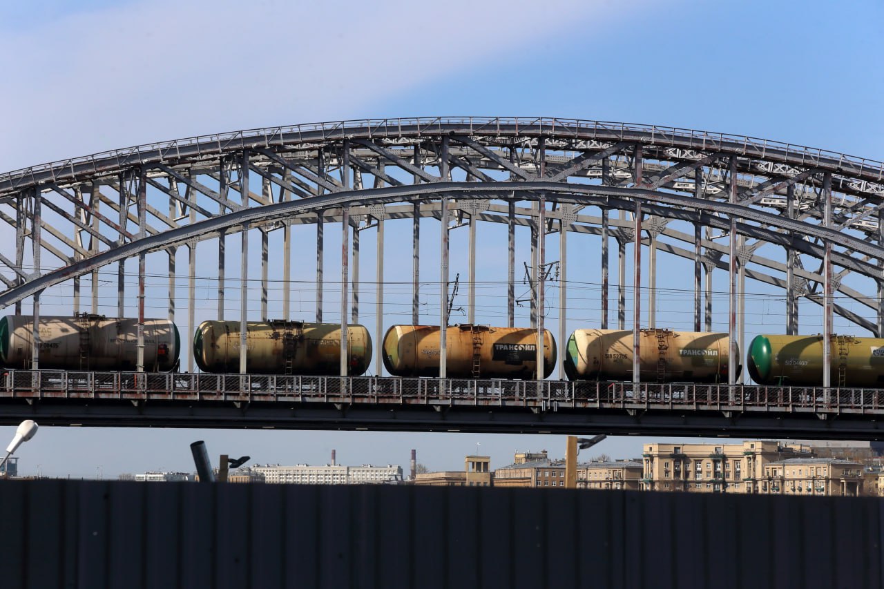 Ассоциация товарных брокеров АТБ объединяет крупнейших независимых участников биржевого рынка нефтепродуктов обратилась к вице премьеру Александру Новаку указав на риски обсуждаемой корректировки биржевых торгов топливом узнал РБК Речь идет о поручении Минэнерго ФАС ЦБ и Петербургской бирже в рамках проработки дополнительных мер по стабилизации рынка представить предложения обеспечивающие приоритет поставок топлива на бирже конечным потребителям в том числе через введение отдельной торговой секции Брокеры просят внести определенность в термин конечные потребители которого сейчас нет в законодательстве и исключить дискриминацию своих клиентов которые считают более удобным и эффективным закупать товар через профессиональных посредников В самой бирже в середине октября сообщали что процесс определения конечных потребителей и проработки инициативы только начался а в идее есть как плюсы так и проблемные нюансы О позициях регуляторов и отрасли в материале РБК Фото Zamir Usmanov Global Look Press Читать РБК в Telegram