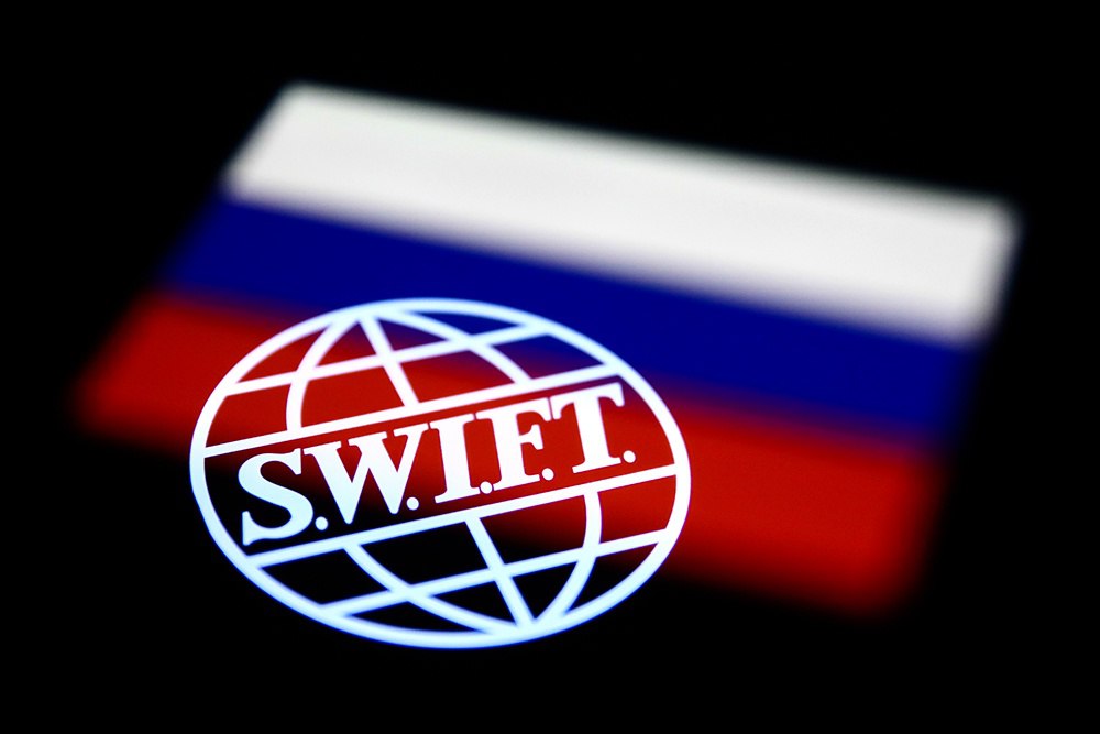 ЕС может отключить 15 банков от SWIFT в рамках 16-го пакета санкций против РФ, сообщает Bloomberg.  Кроме того, новый пакет санкций может включать поэтапный запрет на импорт российского алюминия. Полное эмбарго на закупки может вступить в силу через год, отмечает агентство.