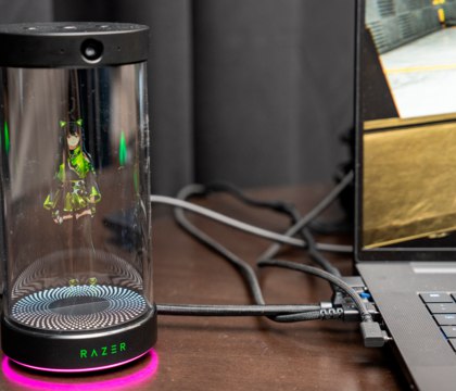 Razer представила голографического ИИ помощника Project Ava для геймеров Razer представила на выставке CES 2026 необычный продукт под названием Project Ava Это прозрачная колба внутри которой размещается 5 5 дюймовый голографический анимированный ИИ аватар либо аниме девушка Кира либо мускулистый парень Зейн
