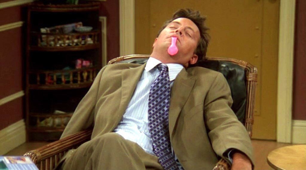 Дневной сон помогает отсрочить старение мозга на 3 6 лет исследование University College London Многие люди отказываются от дневного сна из за опасений испытать трудности с засыпанием вечером однако учёные утверждают что короткий дневной сон идёт на пользу организму Правильный дневной сон должен быть от 15 до 30 минут в промежуток с 13 до 16 часов Это поможет улучшить настроение память координацию скорость реакции и поднять настроение пишет BBC Учёные проанализировали данные 35 000 человек в возрасте от 40 до 69 лет из Британского биобанка и выяснили что объём мозга людей которые спали днём хотя бы несколько раз в неделю был более чем на 15 кубических см больше чем у тех кто себе в такой роскоши отказывал Исследователи сделали вывод что дневной сон позволяет отсрочить старение мозга на срок от трёх до шести лет Долгосрочные преимущества наблюдаются только у тех кто регулярно спит днём эта привычка даёт накопительный эффект Во многих культурах послеобеденный сон является ежедневным ритуалом Испанцы любят дневную сиесту а некоторые японские рабочие спят в обед что называется хируне или послеобеденный сон У таких техногигантов как Google и Samsung есть капсулы для дневного сна сотрудников