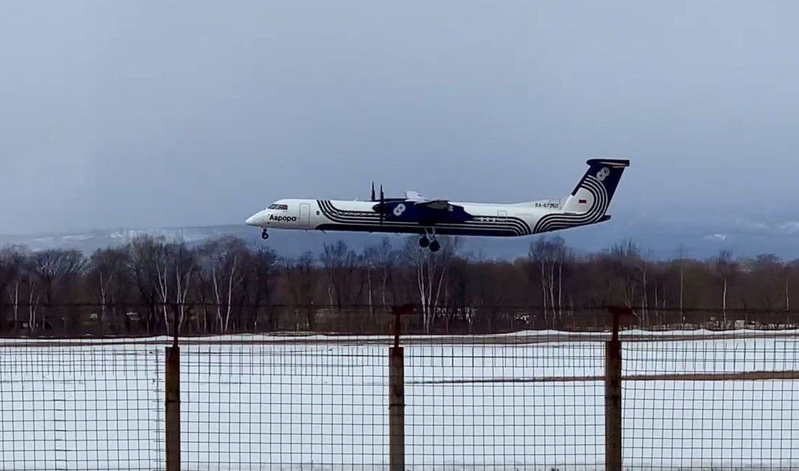 Не долетел до Охи: самолет Dash-8-400 на полпути развернулся по техническим причинам    22 февраля в 12.01 пассажирский самолет Dash-8-400, выполнявший рейс Южно-Сахалинск - Оха, осуществил возврат в аэропорт вылета, сообщает Сахалинская транспортная прокуратура   На борту находились 38 пассажиров, посадка прошла благополучно.     Причины инцидента устанавливаются, надзорное ведомство организовало проверку исполнения требований законодательства о безопасности полетов.  ———    :     Прислать нам новость: