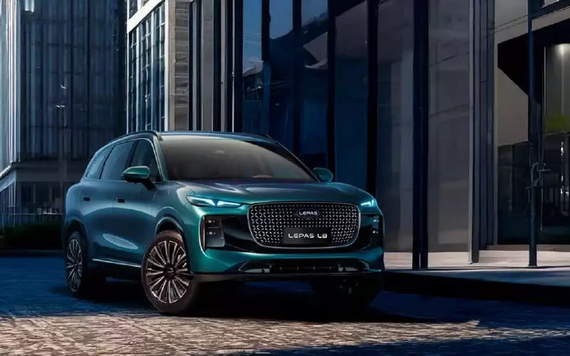  Chery запускает в РФ еще один бренд – есть подробности! Кроссовер L8 нового суббренда Lepas будет представлен в трех версиях, сообщила российская пресс-служба компании. Бензиновая версия с рядным четырехцилиндровым турбомотором 2 л Гибридная PHEV версия с тем же двигателем 2 л. Запас хода – более 1300 км, расход топлива – до 4,5 л/100 км. Электрическая версия BEV : запас хода 700 км. Она поддерживает быструю зарядку: за 5 минут можно восполнить запас на 150 км пути. Что это за бренд? Марка Lepas представлена недавно, но планы экспансии обширные. Продажи L8 должны начаться до конца текущего года. За ним последуют городской кроссовер L6 и субкомпактный L4. Всего в ближайшие три года планируется представить пять новых моделей. К 2027 году руководители бренда нацелены сформировать мировую дилерскую сеть из 1200 центров и достичь годового объема продаж свыше 500 тысяч машин. А какую из трех версий вы бы выбрали? Подписаться Прислать новость