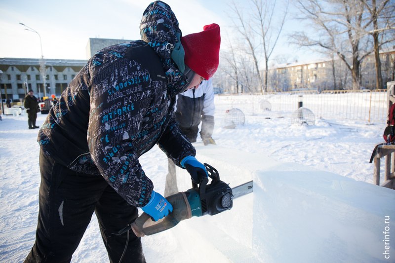 В Череповце начался фестиваль ледяных скульптур Сегодня с 9 часов на площади Молодежи работают мастера В фестивале участвуют 13 команд   cherinfo ru news 144584 v cerepovce nacalsa festival ledanyh skulptur