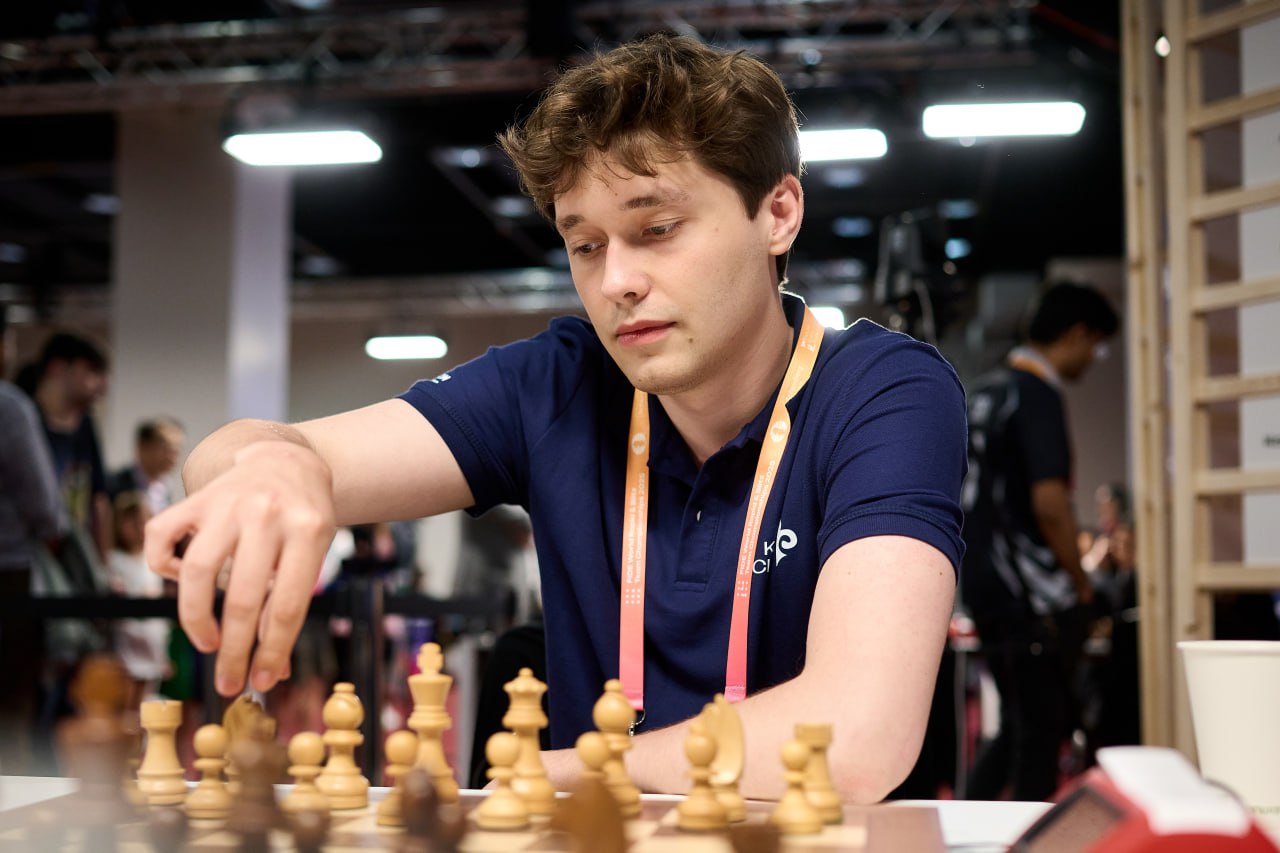 Андрей Есипенко разгромил Ниджата Абасова в первой партии Кубка мира Российский гроссмейстер одержал уверенную победу белыми фигурами всего за 26 ходов Читайте наше недавнее интервью с Андреем если ещё не сделали этого Ph FIDE chessgames