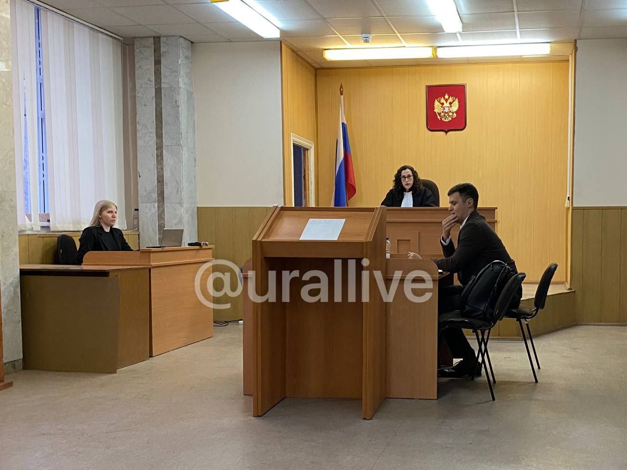 Суд по Ельцин центру стартовал в Екатеринбурге В Верх Исетском районном суде прямо сейчас начался процесс по делу против главы киноклуба ЕЦ Вячеслава Шмырова Его обвиняют по статье о дискредитации ВС РФ ч 1 ст 20 3 3 КоАП Судья Екатерина Гейгер ранее судившая хозяйку Ельцин центра Людмилу Телень Сам Шмыров не явился его интересы представляет адвокат Георгий Краснов Напомним обвиняемый ранее публично выступал против СВО и использовал бандеровскую лексику Ельцин центр ждёт новый суд уже завтра urallive