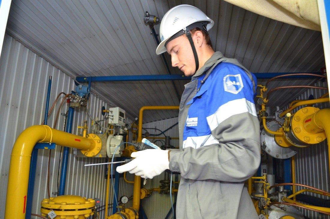 В январе сентябре 2025 года Газпром построил газовую инфраструктуру для 178 населенных пунктов России Возможность пользоваться преимуществами сетевого газа впервые получили жители более 17 6 тыс домовладений созданы условия для перевода на экологичный энергоресурс 97 котельных Газпром продолжает реализацию программ развития газоснабжения и газификации на 2021 2025 годы в 72 российских регионах Так в Приморском крае в завершающей стадии находится сооружение газопровода отвода с газораспределительной станцией ГРС 2 г Артема для перспективного обеспечения сетевым газом строящейся Артемовской ТЭЦ 2 Ввод станции в строй повысит надежность снабжения промышленных потребителей и жителей региона электроэнергией и теплом Разработаны программы развития газоснабжения и газификации на 2026 2030 годы для 75 субъектов РФ В настоящее время программы проходят согласование с региональными властями Ряд документов с Мурманской и Сахалинской областями республиками Алтай Мордовия Татарстан и Саха Якутия подписан в рамках Петербургского международного газового форума в октябре 2025 года Реализуется дорожная карта по газификации Красноярского края Правительство региона формирует прогнозный топливно энергетический баланс края до 2035 года Информация о ходе работ по выполнению программ развития газоснабжения и газификации субъектов РФ а также о газоснабжении и газификации Красноярского края рассмотрена Советом директоров ПАО Газпром Газпром в MAX