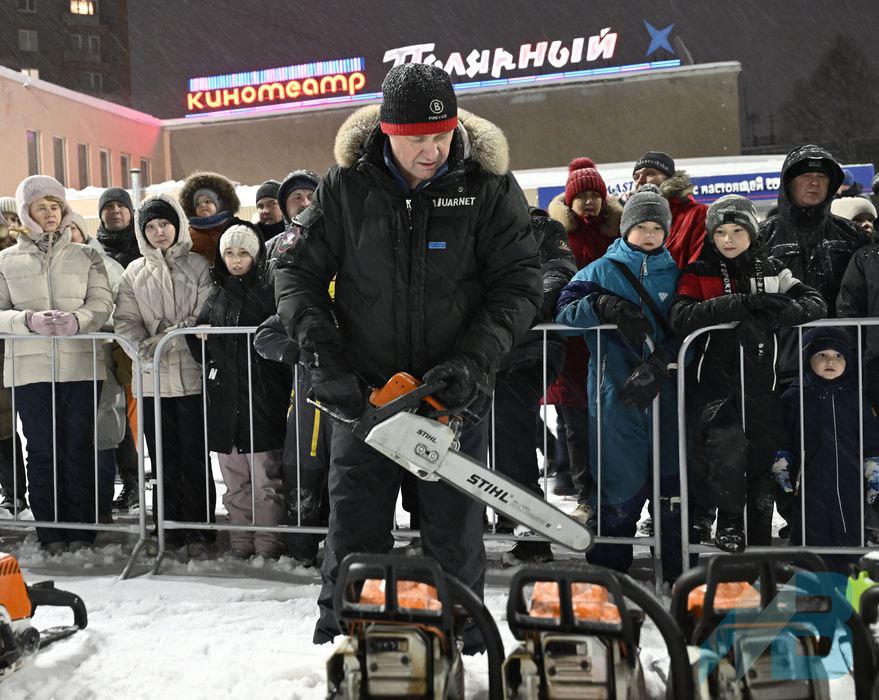 В Апатитах вчера состоялся традиционный конкурс ледовых фигур «Бешеная пила»  Он проводится уже в 14 раз. Правила просты - за 90 минут из двухтонной глыбы льда создать авторскую работу.   Темы скульптур выбирают сами авторы. В этом году они приехали в Апатиты из Москвы, Екатеринбурга, Красноярска, с Дальнего востока, есть и местные художники.   Всего в конкурсе участвовали пять команд, в каждой по два участника. 1 место взяла команда Баталова Кирилла  г. Невьянск  и Ваваева Матвея  г. Комсомольск-на-Амуре .