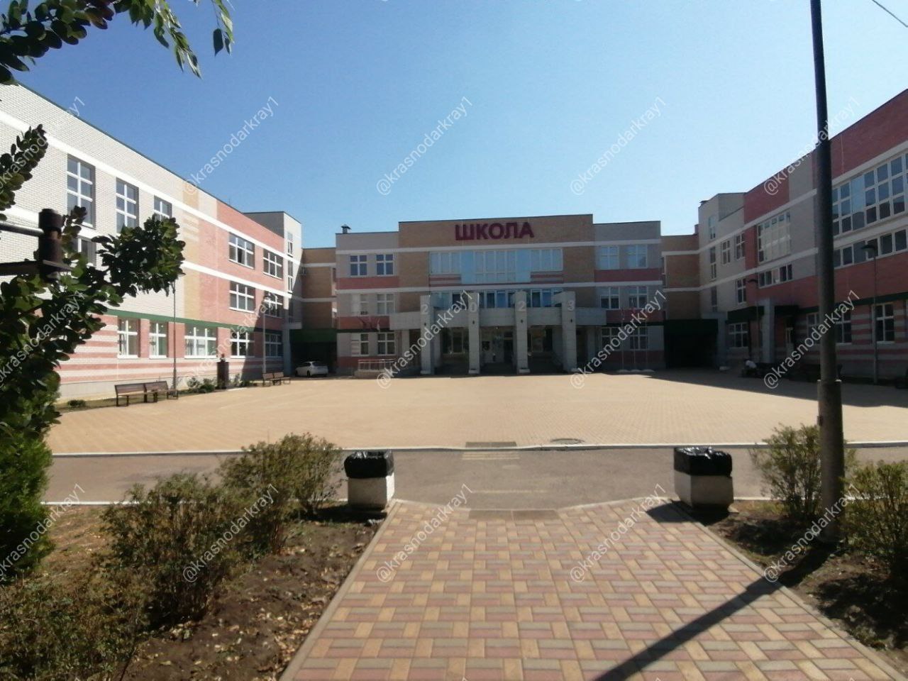 Трех учеников краснодарской школы 104 госпитализировали за последние сутки До этого дети жаловались на странный запах в кабинете СКР возбудил дело о халатности из за отравления детей в школе Краснодара Следственные органы Краснодарского края выясняют обстоятельства инцидента в одной из школ Краснодара где во время урока биологии несколько учеников пожаловались на резкий запах После ухудшения самочувствия одной из школьниц учитель вызвал скорую помощь медики оказали подростку первую помощь В тот же вечер двое других учеников были госпитализированы из дома По данным следствия педагог отреагировала на жалобы учащихся только после того как состояние одной из девочек заметно ухудшилось Следственный отдел по Прикубанскому округу возбудил уголовное дело о халатности Ведомство назначило судебно медицинские экспертизы и проводит комплекс мероприятий для установления причин произошедшего Ход расследования находится под контролем руководства регионального управления СК Перейти в наш канал МАХ Подпишись поделись krasnodarkray1 Прислать видео новость