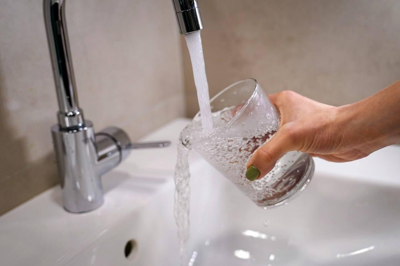 Качество питьевой воды контролируется на всех этапах подготовки АО Мосводоканал проводит контроль качества воды на каждом этапе водоподготовки Специалисты анализируют около 200 физико химических и биологических показателей Отдельное внимание уделяется проверке воды на выходе со станций водоподготовки