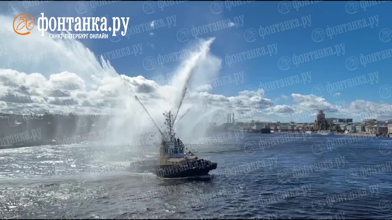 Водное шоу «Вальс буксиров» впечатлило петербуржцев на Неве