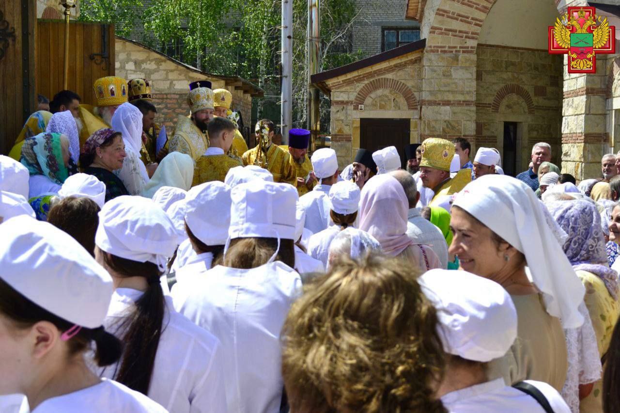 В Бердянске в день памяти святителя Луки Войно-Ясенецкого в храме на территории городской больницы прошло освящение белых халатов. Богослужение провёл епископ Бердянский и Приморский Пётр. Участвовали врачи, медсёстры, преподаватели и студенты Бердянского медицинского колледжа. Святитель Лука, известный хирург и архиепископ, считается образцом для медиков. Он подчёркивал, что без духовного исцеления души телесное исцеление будет недолговечным.