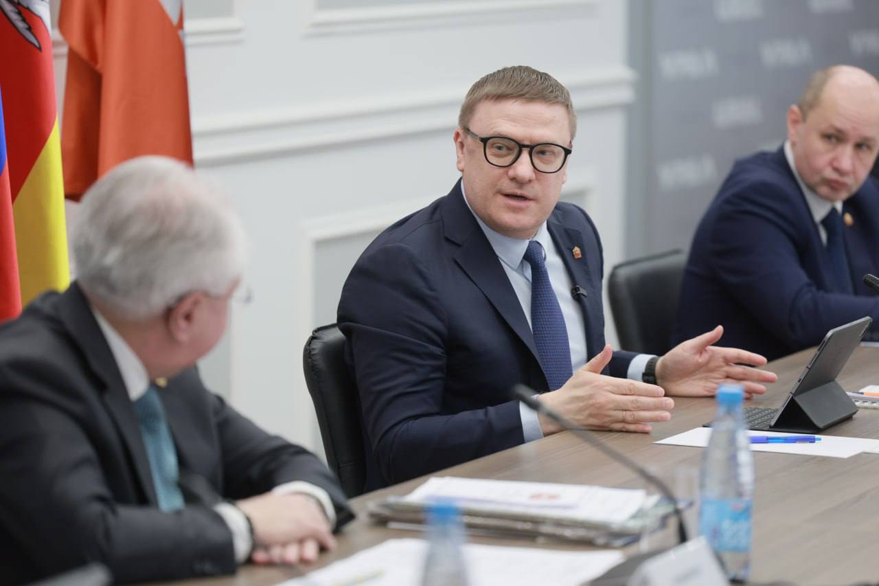 В сравнении с 2017 годом в Челябинске выбросы снизились на 48 в Магнитогорск на 23 5 Губернатор Алексей Текслер сегодня работает в Миассе где уже прошло заседание координационного совета по экологии Участники подвели итоги нацпроекта Экология и обсудили задачи нового этапа На заседании заявили что в Челябинске валовые выбросы снизились на 48 к уровню 2017 года в Магнитогорске на 23 5 Эффект дали модернизация промпредприятий перевод ТЭЦ на газ обновление транспорта и рекультивация свалок Также участники обсуждали экоконтроль восстановление реки Миасс и развитие системы обращения с отходами