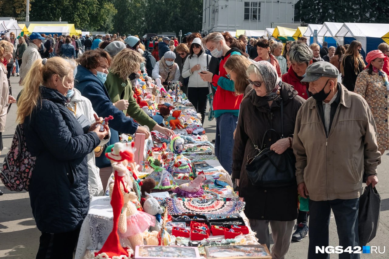 В Кемерове пройдет крупная сельскохозяйственная ярмарка!  Палатки с продукцией от фермеров со всего Кузбасса появятся на площади Советов в Центральном районе в 9 утра в пятницу, 11 октября.   В осенней ярмарке кемеровчане смогут купить яйца, мясо, рыбу, хлебобулочные и кондитерские изделия, мед, овощи и орехи. В столицу региона приедут мастера с работами креативного рукоделия и украшениями, созданными собственными руками.   В этот день горожане также смогут взять бесплатную порцию гречневой каши с мясом и чай. А волонтеры, которые приедут на ярмарку, будут помогать пенсионерам доносить тяжелые сумки до остановок.  ⏹