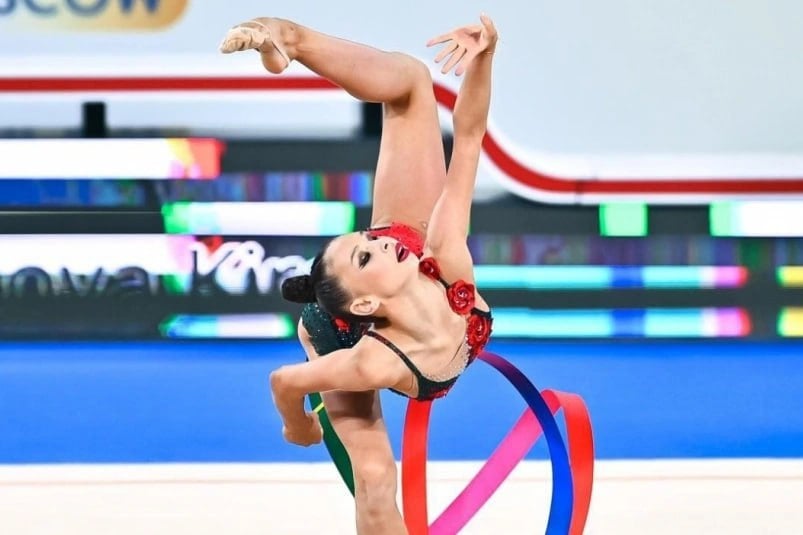 Сахалинская спортсменка Кира Яблочникова привезла одну золотую и две серебряные награды с первого этапа Кубка сильнейших по художественной гимнастике 6+ . Международные соревнования прошли на площадке Дворца гимнастики Ирины Винер в Москве и собрали более 150 гимнасток из России, Белоруссии, Кувейта, ОАЭ и других стран. Кира Яблочникова взяла "золото" в выступлении с булавами и "серебро" в категории "ленты" и в многоборье. Гимнастка продемонстрировала спортивное мастерство, выразительность и артистизм. Фото: Минспорта Сахалинской области SakhalinMedia Прислать новость