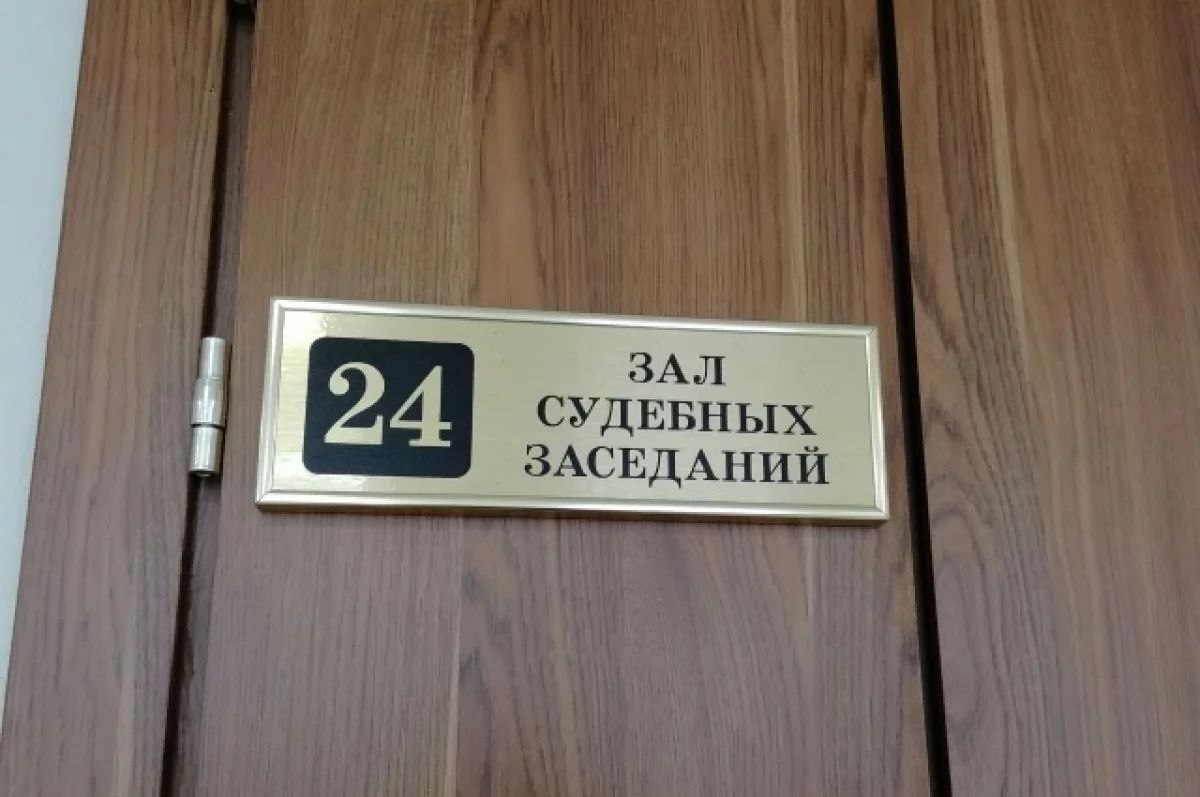Жители Ухты заплатят штрафы за оскорбление на парковке, сообщили в прокуратуре Коми. Мировой судья рассмотрел дела об административных нарушениях в отношении 52-летнего и 47-летнего ухтинцев. Как установила прокурорская проверка, в марте 2025 года один из мужчин подпер машину, стоящую во дворе дома. Из-за этого между им и владельцем автомобиля другом 47-летней ухтинки возникла словесная перепалка, в которой 52-летний мужчина оскорбил оппонента. Женщина услышала ссору, вышла на улицу и стала снимать на видео. 52-летний ухтинец стал ругаться и с ней, посыпались взаимные оскорбления. Участники ссоры обратились в прокуратуру, чтобы наказать обидчиков. В результате мировой судья наказал 52-летнего мужчину двумя административными штрафами размером в 3 тыс. руб. за оскорбление ухтинца и его подруги. А ухтинка, вступившаяся за друга, также оштрафована — на 3 тыс. руб. Источник ЧП Пермь Прислать новость