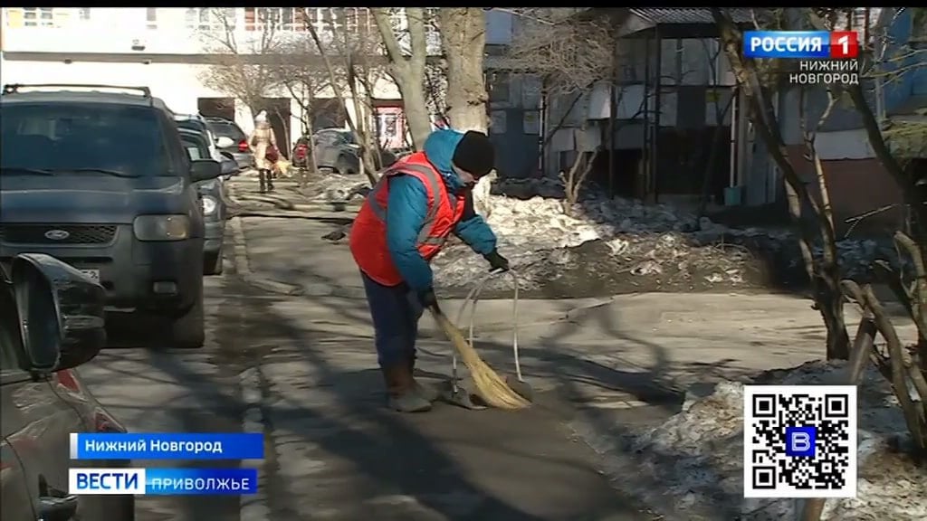 Дворник, продавец и врач возглавили ТОП самых дефицитных профессий 2024 года в Нижегородской области   Именно сотрудников этих профессий чаще всего искали работодатели, свидетельствуют данные hh.ru. При этом соотношение количества резюме к числу опубликованных вакансий среди дворников составило 0,7, среди продавцов-консультантов 0,9, а среди врачей – 1.   Как следует из данных источника, в целом в Нижегородской области по итогам 2024 года остродефицитными оказались сразу 44 профессии. Преимущественно к ним относятся те, что не требуют высокой квалификации – это уборщики, продавцы, операторы колл-центров, повара.  Тенденцией 2024 года эксперты также называют усугубление дефицита строительных профессий.    Подписаться   Прислать новость    ГТРК «Нижний Новгород» в VK