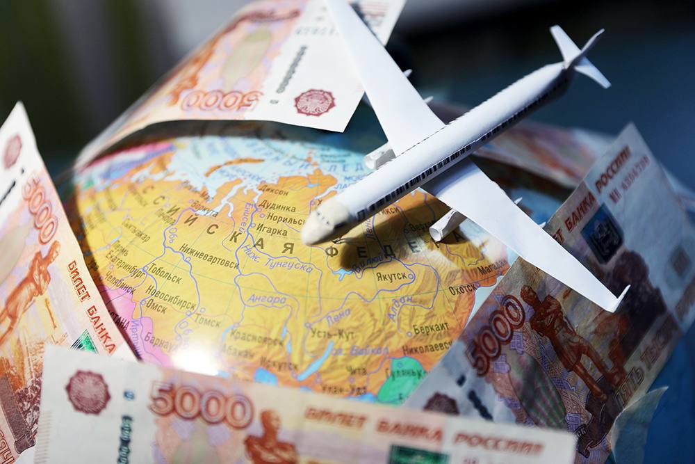 Самый дорогой летний авиабилет в Турцию обошелся жителю РФ более чем в миллион рублей В частности, билет в Миляс Турция обошелся россиянину в 1 017 000 рублей. На второй строчке рейтинга самых дорогих авиарейсов - перелет в Коломбо Шри-Ланка стоимостью 978 340 рублей. Третье место занял Куньмин Китай , цена билета туда равнялась 909 851 рублю. Кроме того, в топ-5 самых недешевых авиаперелетов вошли Мальдивы Мале - 718 365 рублей и Барселона Испания - 646 017 рублей. Для сравнения, в прошлом году самым дорогим летним рейсом стал перелет на Мальдивы за рекордные 2 073 472 рубля. В пятерку наиболее дорогостоящих также вошли Нью-Йорк 1 375 607 рублей , Майами 1 123 799 рублей , Астрахань 798 520 рублей и Хорватия 687 234 рубля .