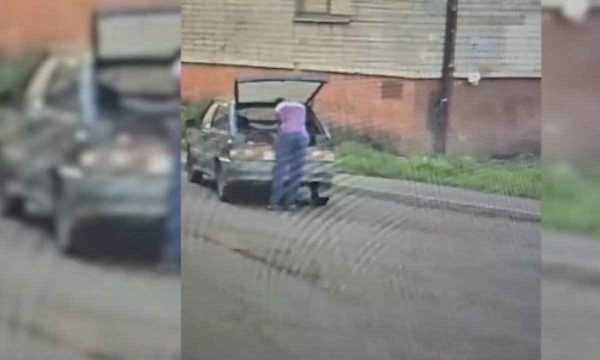 За кражу из багажника машины липчанину "светит" 5 лет В полицию в Липецке 27 июня обратился 20-летний гражданин, который сообщил о краже из его машины целого списка различного имущества. Кто-то позарился на его бензокосилку, сабвуфер, насос и магнитолу. Всё это, по его мнению, «потянуло» на 16 тысяч рублей. ↗ Прислать новость Подписаться