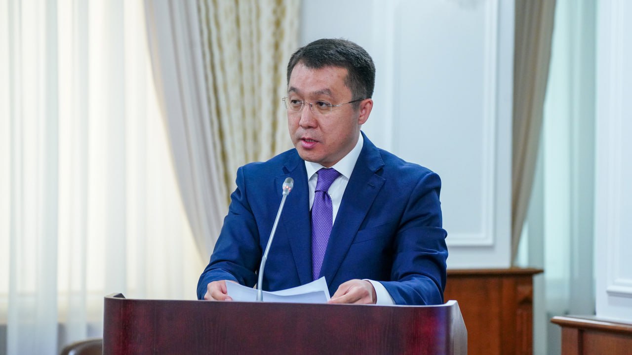 Министр транспорта Марат Карабаев получил выговор от Касым-Жомарта Токаева. Президент заявил, что в транспортной сфере много проблем, планы не выполняются, а развитие тормозится. Он подчеркнул, что на границах — задержки с грузами, пропускные пункты в плохом состоянии, а важные проекты отстают от графика.