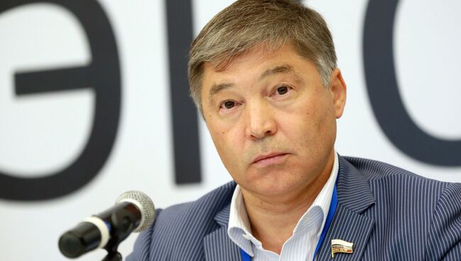 В центре скандала с Сиреной оказался депутат Госдумы Рифат Шайхутдинов Генпрокуратура требует передать в собственность государства группу компаний Сирена Трэвел оператора крупнейшей российской системы бронирования авиабилетов Leonardo В иске утверждается что эти активы захвачены коррупционным путём и находятся под криминальным и иностранным контролем Ключевая фигура в этой истории действующий депутат Госдумы от ЛДПР Рифат Шайхутдинов его семья из Башкортостана По версии ведомства ещё в 1998 году Шайхутдинов вместе с партнёрами включая обвиняемого в убийствах Ибрагима Сулейманова разработал схему по захвату госпредприятия Главное агентство воздушных сообщений гражданской авиации ГАВС ГА Через связи с чиновниками его назначили руководителем после чего он вывел активы и сотрудников в подконтрольные коммерческие структуры Затем предприятие преднамеренно обанкротили На этом фундаменте и выросла группа компаний Сирена которая сегодня контролирует ключевые IT системы для авиаперевозок Leonardo Mixvel и др Уголовное дело о преднамеренном банкротстве и хищениях возбуждалось ещё в 2004 году Однако Госдума не дала согласия на его преследование и в 2011 году дело закрыли за сроком давности Тем не менее как теперь утверждает надзорное ведомство Шайхутдинов все эти годы продолжал нелегально управлять бизнесом лоббируя интересы компаний и создания им преференций Один из главных источников доходов незаконный сбор ZZ в размере 185 рублей с каждого купленного авиабилета Только за 2022 2024 годы он принёс компаниям группы около 13 млрд рублей Прибыль ежегодно выводилась за рубеж от 3 до 5 млрд рублей через дивиденды и фиктивные займы На эти средства в частности построили сеть отелей Valo в Санкт Петербурге а также купили дорогую недвижимость в России Известно что бенефициары компаний включая сына Ибрагима Сулейманова имеющего гражданство Кипра скрыли от ФАС факты сделок с акциями Это привело к установлению незаконного иностранного контроля над стратегически важной IT инфраструктурой российской авиации Например в 2023 году из за уязвимостей в системе Leonardo украинские хакеры получили доступ к данным россиян и парализовали работу авиакомпаний Сбои в работе Сирены уже не раз затрагивали авиаперевозки по всей стране Последний крупный инцидент был в конце января 2026 года из за отказа системы в Шереметьево отменили десятки рейсов пассажиры не могли пройти регистрацию Иск принял Никулинский районный суд Москвы первое заседание назначено на 18 февраля 2026 года В ЛДПР уже заявили что Шайхутдинов не принимал участия в работе фракции А вы как думаете это наконец начало большой зачистки или единичный эпизод  Обратная связь  Подписаться  Подписаться в MАХ