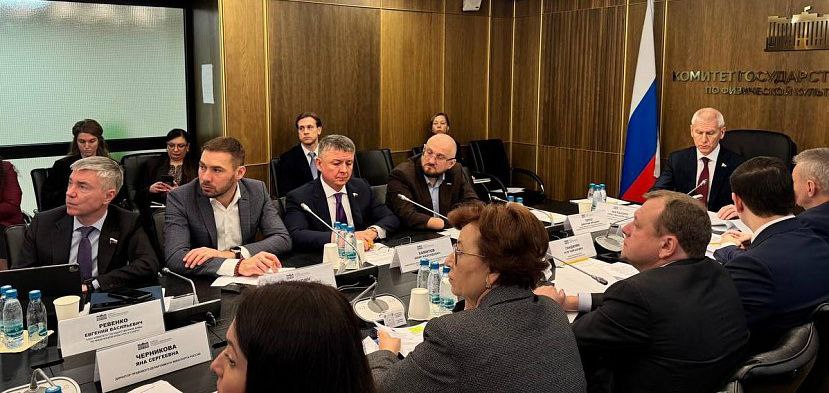 Комитет ГД по физической культуре и спорту запросил исчерпывающую информацию от Минспорта РФ по определению критериев для базовых видов спорта В среду 17 декабря комитет ГД по физической культуре и спорту провел заседание Как отметил в своем канале в Телеграм замруководителя фракции Единая Россия в ГД член комитета Евгений Ревенко темой обсуждения в том числе стала тревожная информация размещенная в некоторых ТГ каналах в которых говорится о резком и массовом сокращении в регионах базовых видов спорта Обратили внимание что легкая атлетика теряет статус базового вида спорта в 29 регионах Официально запросили Минспорт РФ оперативно предоставить в комитет исчерпывающую информацию об определении критериев для базовых видов спорта отметил парламентарий Также на заседании депутаты заслушали доклады министров спорта регионов к которым есть претензии со стороны Счетной Палаты РФ в части введения в строй новых спортивных объектов Будем системно мониторить эти регионы организовав парламентский контроль Мы добьемся завершения строительства объектов Люди этого ждут подчеркнул Ревенко ergosdumaofficial